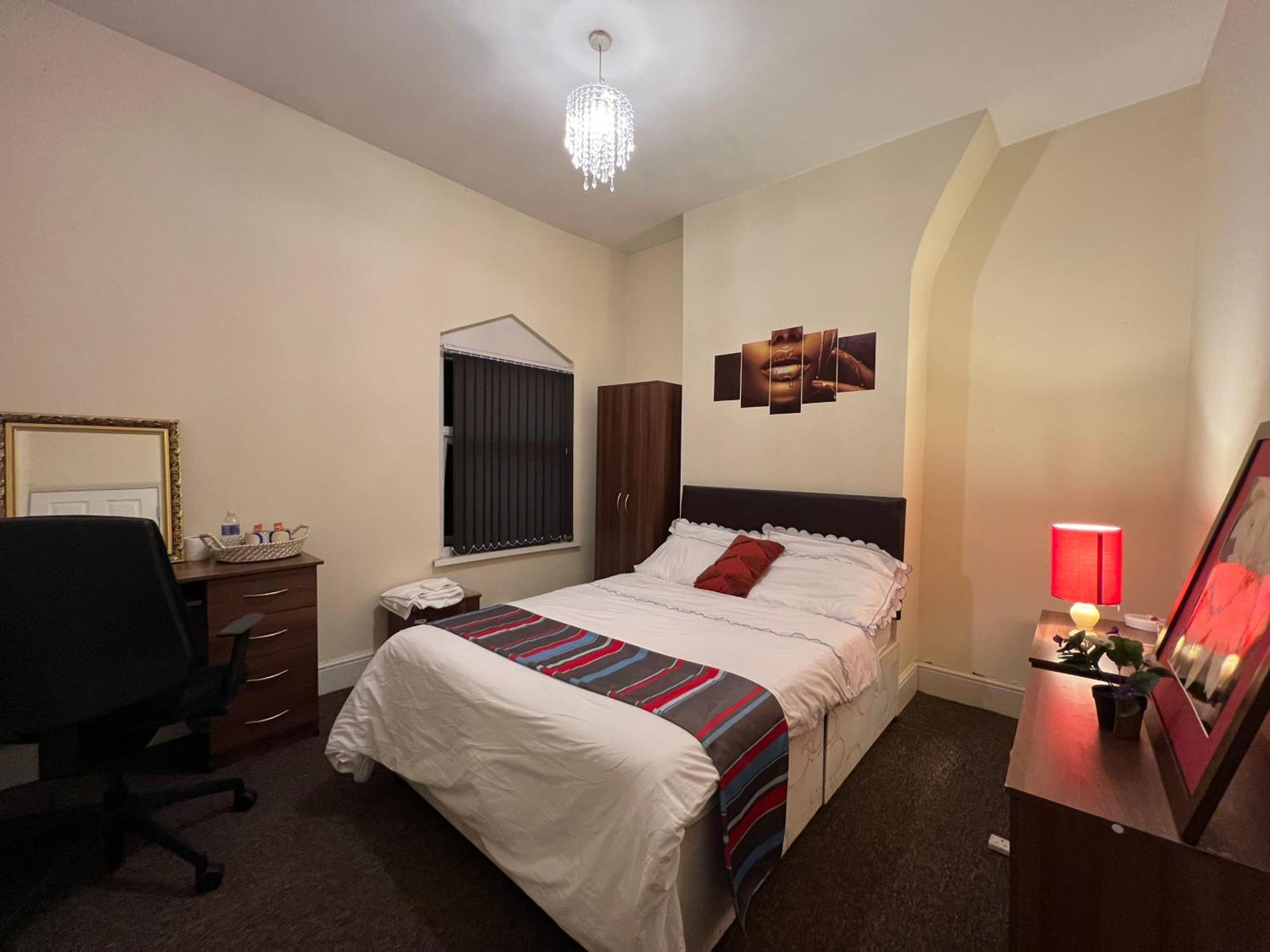 Lovely Room Within 5 Mins Walk To Stoke Train Station With Double And Single Room Stoke-on-Trent Exterior foto