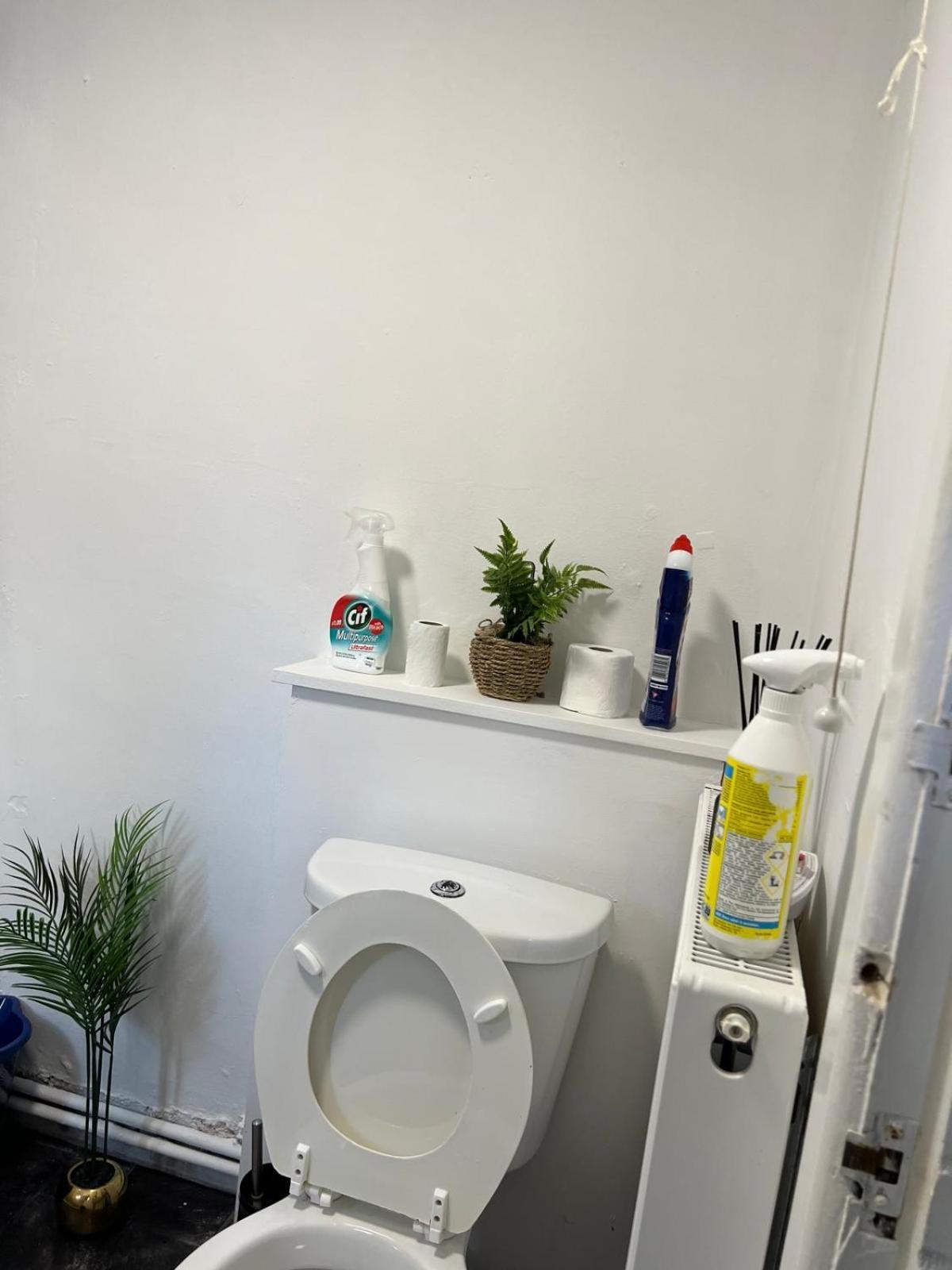 Lovely Room Within 5 Mins Walk To Stoke Train Station With Double And Single Room Stoke-on-Trent Exterior foto