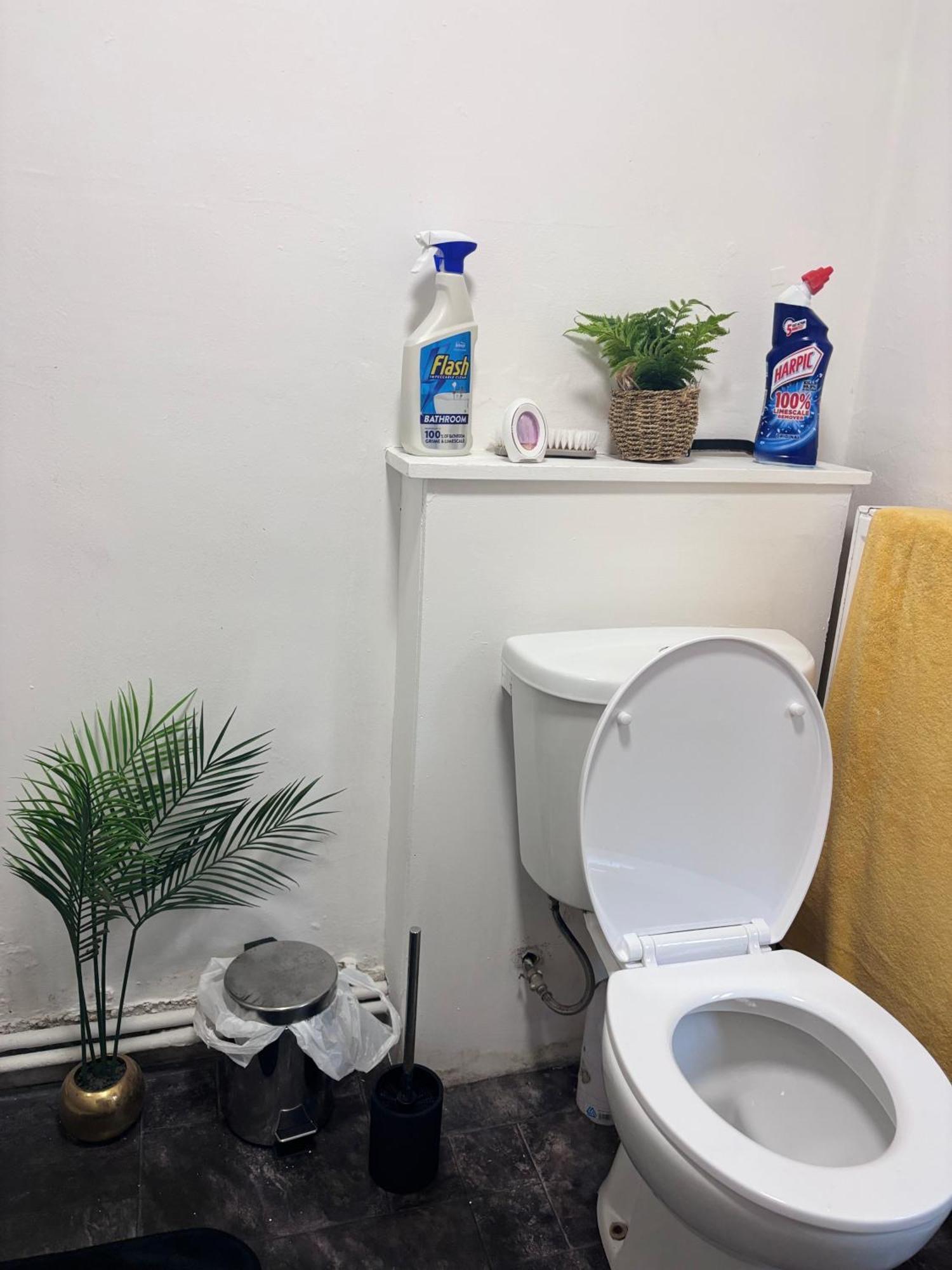 Lovely Room Within 5 Mins Walk To Stoke Train Station With Double And Single Room Stoke-on-Trent Exterior foto