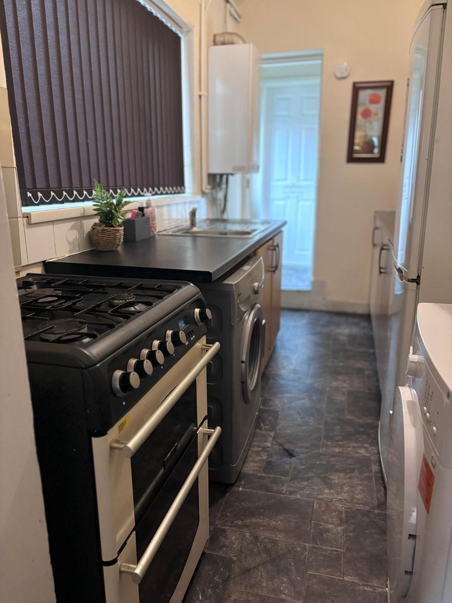 Lovely Room Within 5 Mins Walk To Stoke Train Station With Double And Single Room Stoke-on-Trent Exterior foto