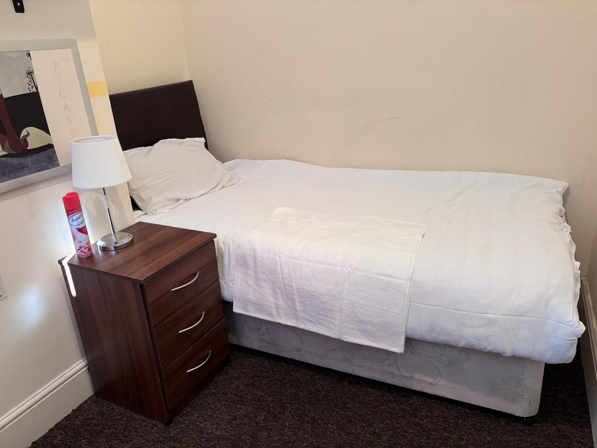 Lovely Room Within 5 Mins Walk To Stoke Train Station With Double And Single Room Stoke-on-Trent Exterior foto